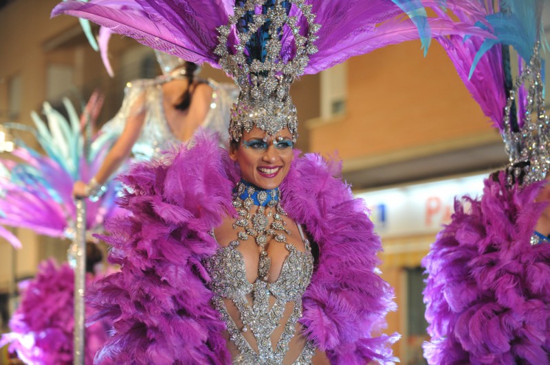 High tech glamour steals the show at Águilas carnival as external peñas parade