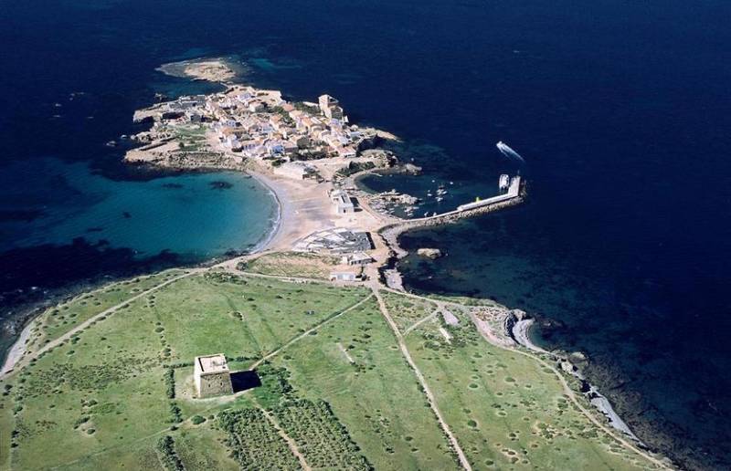 Tabarca Island: alluring coves, spectacular scenery and a walled village