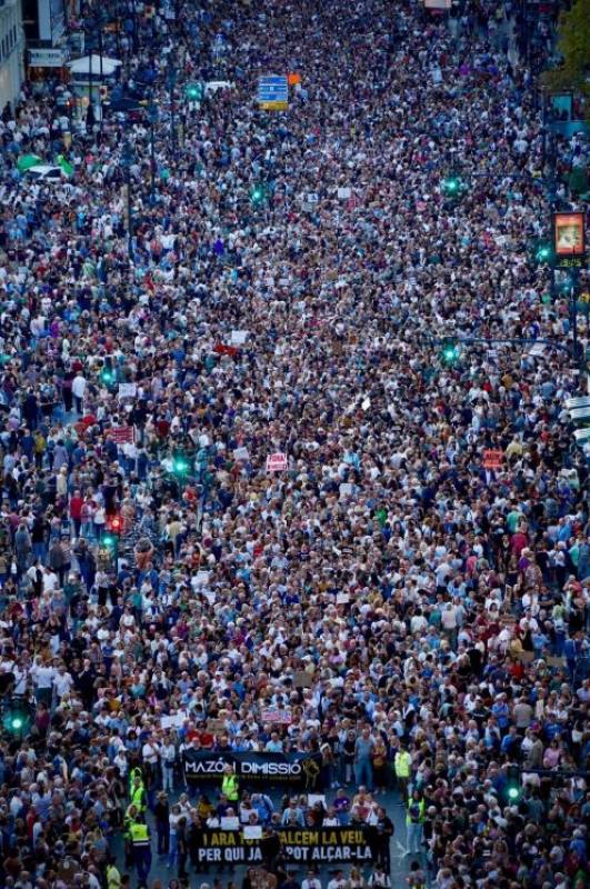 Thousands march for justice in Spain while bigwigs hold remembrance service for DANA victims