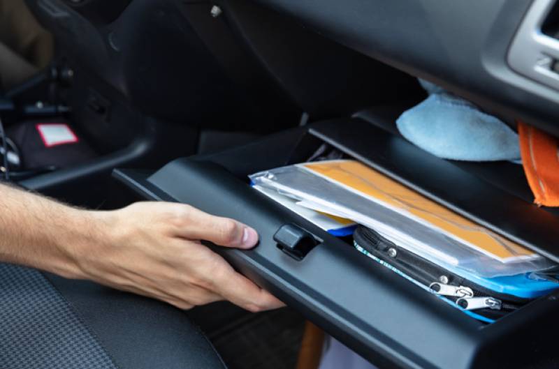 Everything you need to keep in your glove compartment in 2026 to avoid fines in Spain