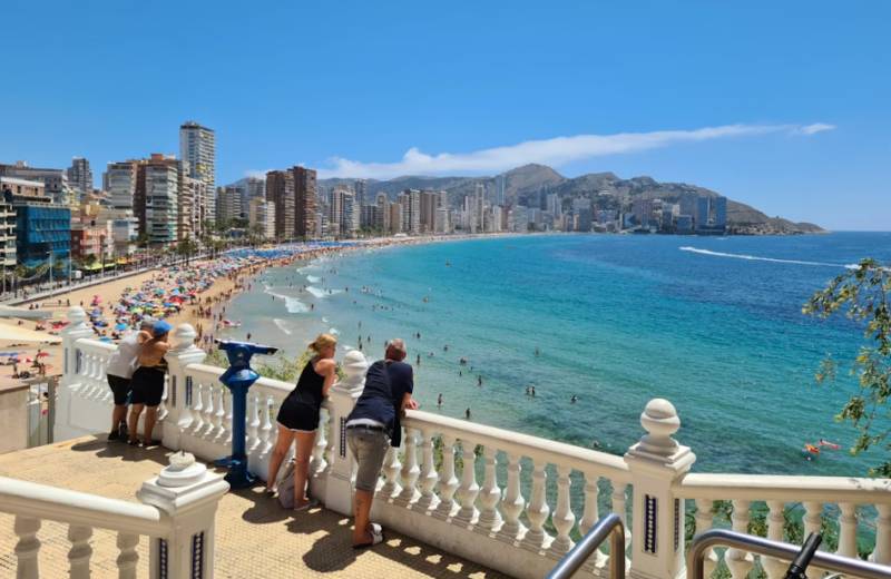 Nearly half of Costa Blanca visitors don't stay in hotels as accommodation debate intensifies