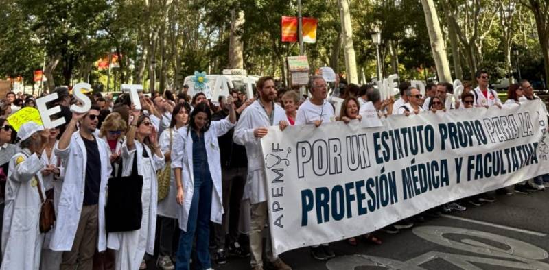 Doctors across Spain begin months of strike action over pay and hours