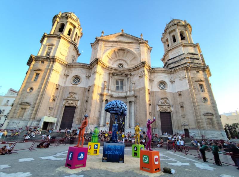 Cádiz burns its Juanillos: a night of fire, music and sharp political satire